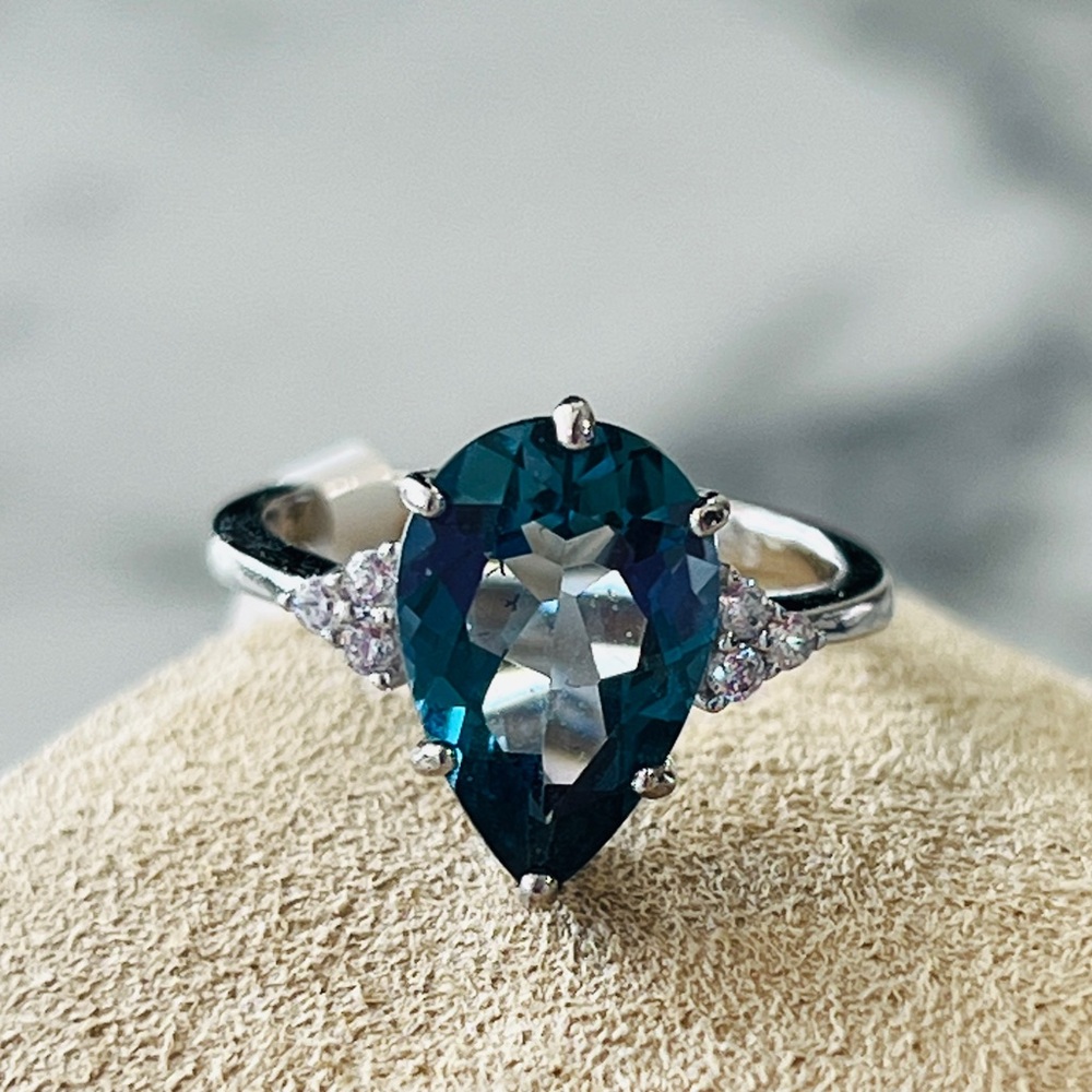 Gorgeous Pear-Shape LONDON BLUE TOPAZ set in 925 Sterling silver!